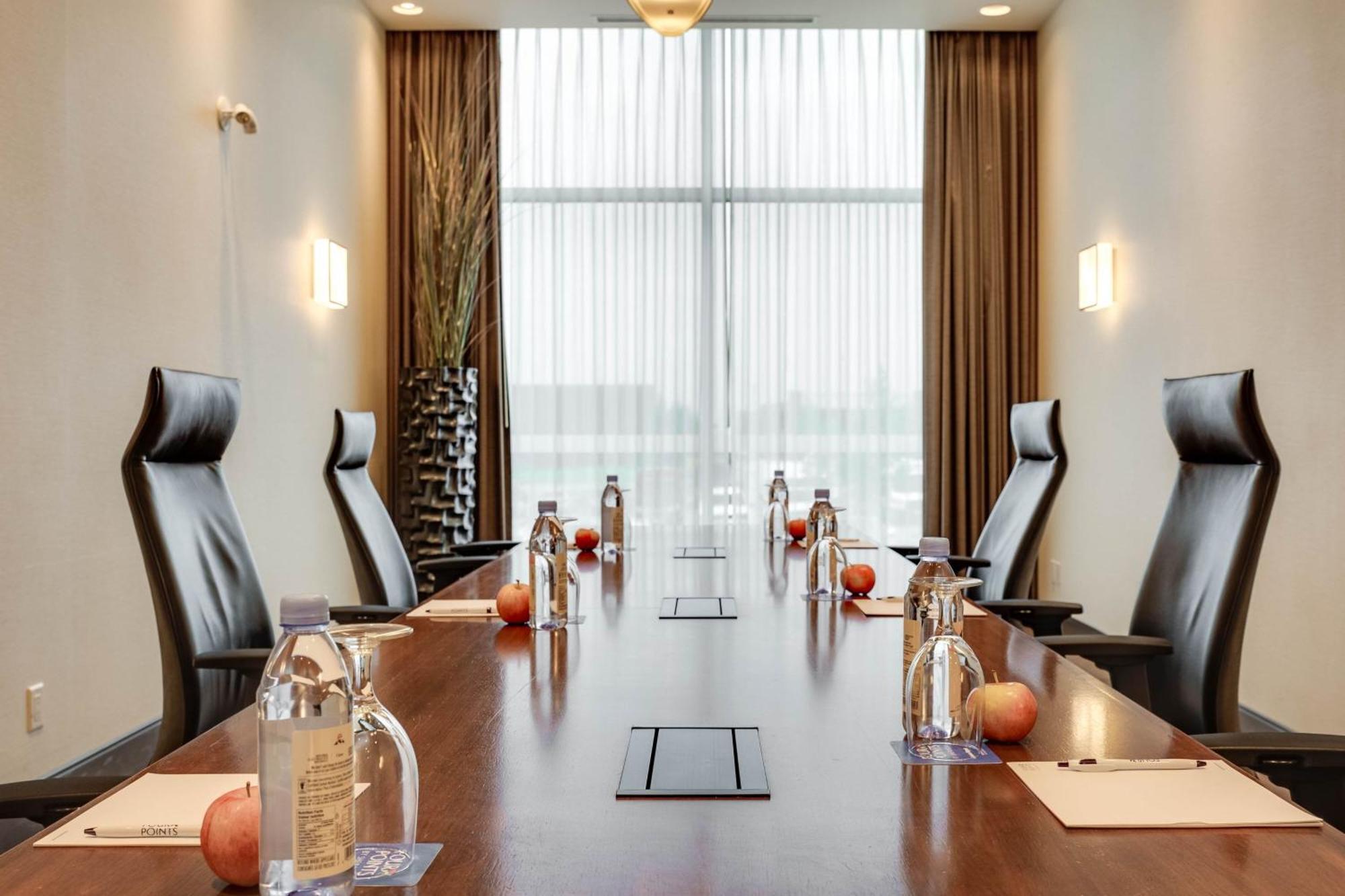 Four Points By Sheraton Kelowna Airport Bagian luar foto