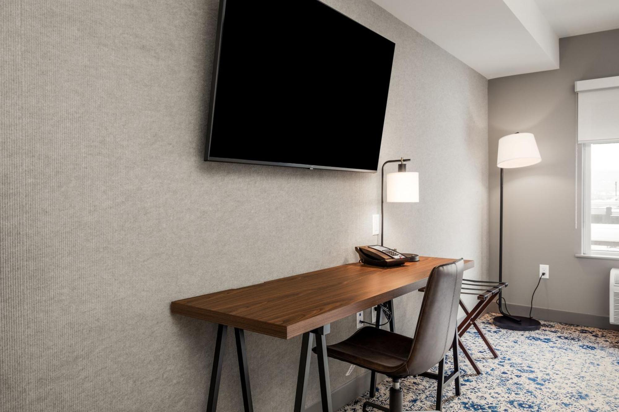 Four Points By Sheraton Kelowna Airport Bagian luar foto