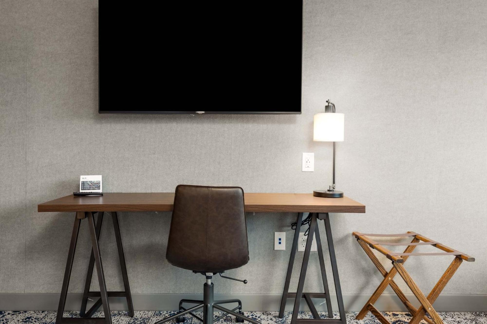 Four Points By Sheraton Kelowna Airport Bagian luar foto