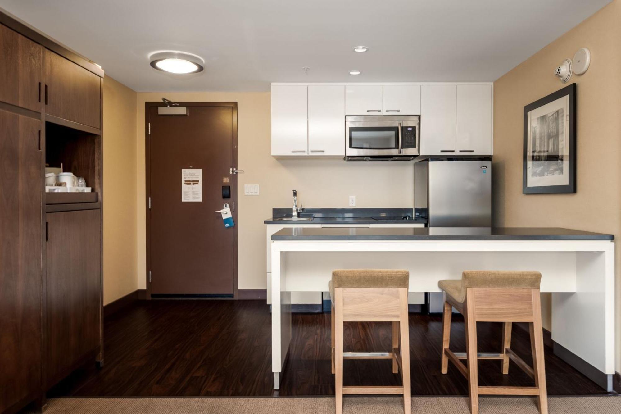 Four Points By Sheraton Kelowna Airport Bagian luar foto
